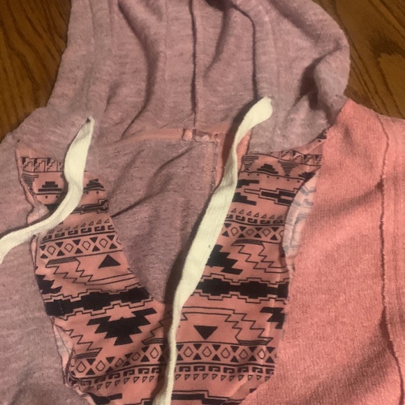 Size small but will easily fit a medium due to being oversized - Picture 2 of 4